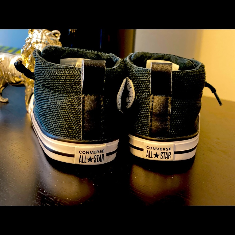 Todler converse boots in excellent condition.